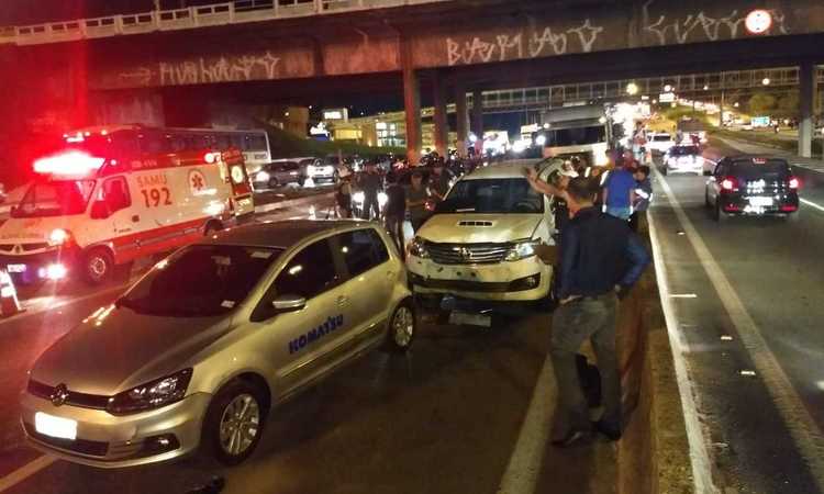Engavetamento envolvendo sete veículos deixa três pessoas feridas no Anel Rodoviário  - Corpo de Bombeiros/ divulgação