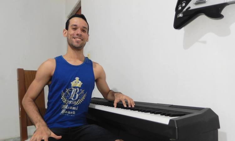 Há dois meses sem salário, professor chora ao ganhar R$ 400 de alunos - Facebook/Reprodução