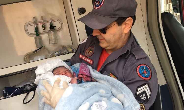 Bombeiros atendem mulher que deu à luz no corredor do prédio, na Região de Venda Nova - CBMG/Divulgação