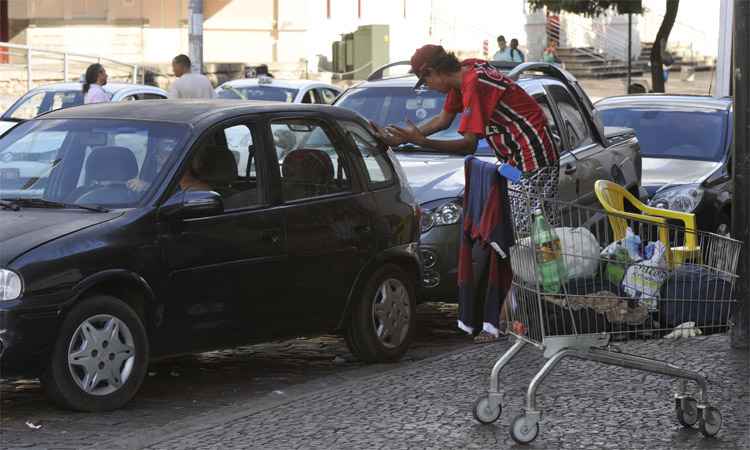 Episódios de violência expõem o perigo de motoristas à mercê de flanelinhas em BH - Juarez Rodrigues/EM/DA Press - 25/4/16