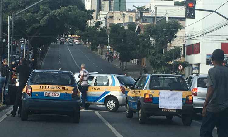 Motoristas de autoescolas fazem protesto na Av. Amazonas contra alta do combustível - BHTrans/Divulgação