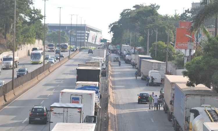 Sindicato de caminhoneiros pede fim de bloqueios após ordem de envio de tropas - Alexandre Guzanshe/EM/Da Press