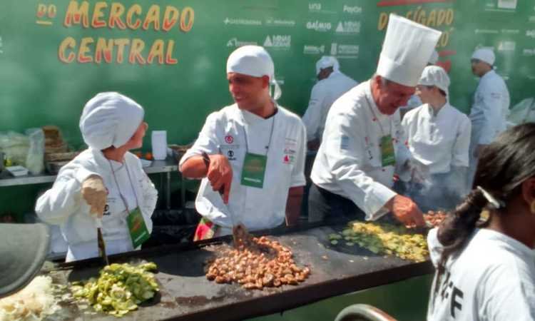 O Brasil parou, mas a maior chapa de jiló com fígado do mundo, não - Elian Guimarães/EM/D.A Press
