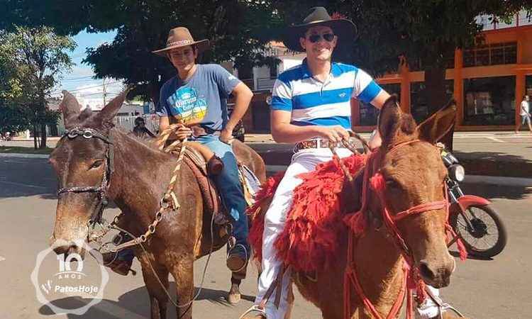 Mineiros usam mulas como meio de transporte no Alto Paranaíba  - Maurício Rocha/Patos Hoje