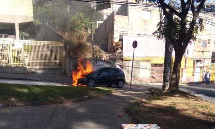 Carro pega fogo no Bairro Nova Suíssa, em BH - Andreia Vidigal/ Divulgação 