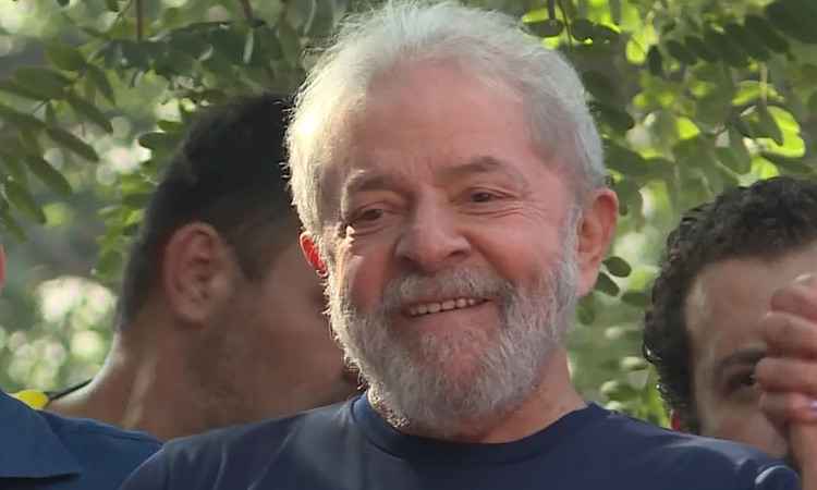 TRF3 derruba decisão que suspendia benefícios de Lula como ex-presidente  - / AFP / Carlos Reyes 