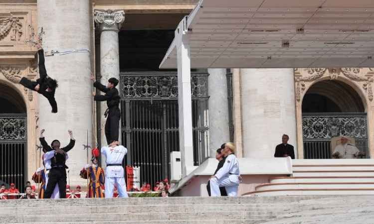 Papa Francisco assiste exibição coreana de taekwondo - TIZIANA FABI / AFP