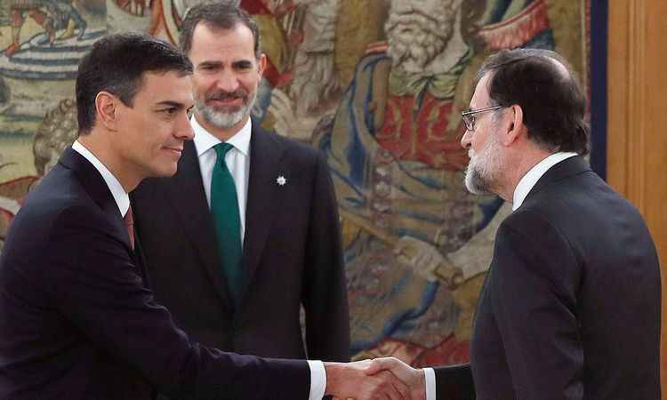 Socialista Pedro Sanchez assume como primeiro-ministro da Espanha - FERNANDO ALVARADO/AFP
