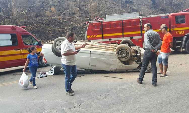 Carro capota com cinco pessoas na BR-491, em Guaxupé - Corpo de Bombeiros/Divulgação