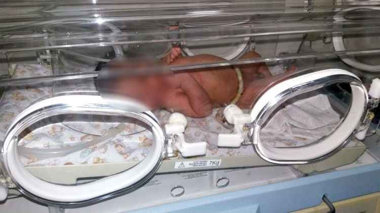 Recém-nascido é encontrado vivo sobre lixeira em Macatuba - Polícia Militar/Divulgação