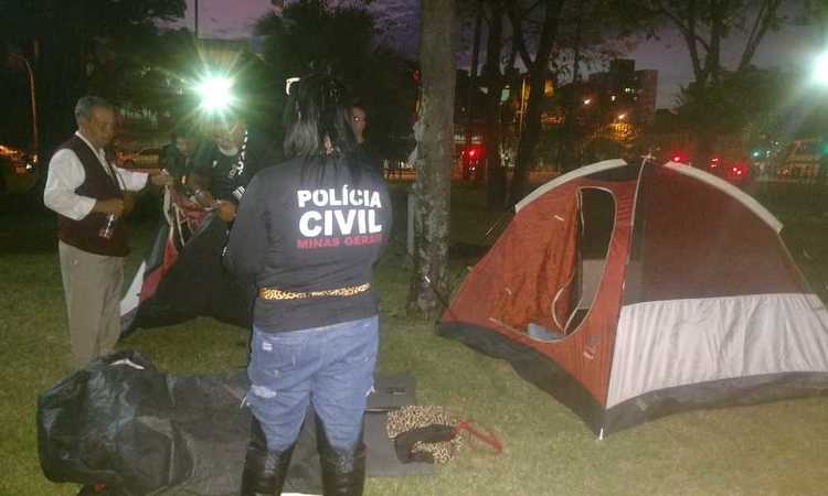 Servidores da segurança montam barracas para acampar no jardim do Palácio da Liberdade - Ramon Lisboa/EM/DA Press