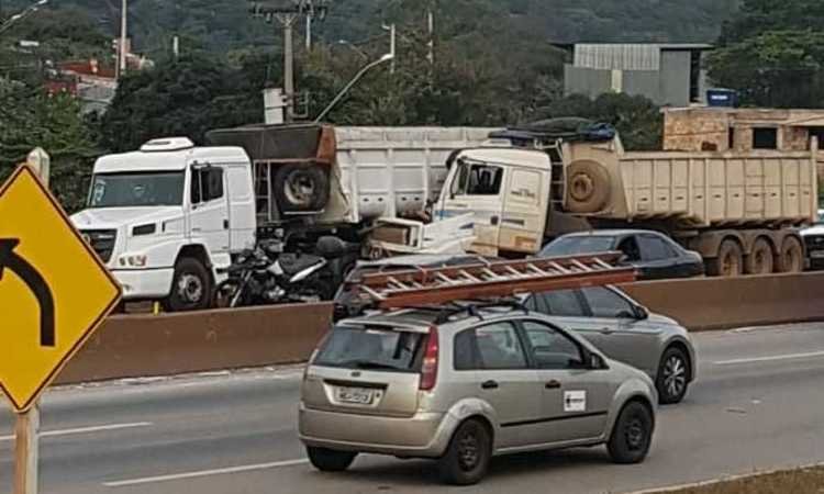 Acidente fecha pista e provoca congestionamento no Anel Rodoviário - Corpo de Bombeiros/Divulgação