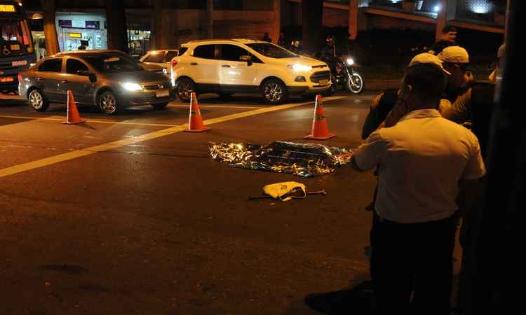 Idosa morre atropelada por ônibus em cruzamento do Bairro Floresta - Túlio Santos/EM/D.A.Press