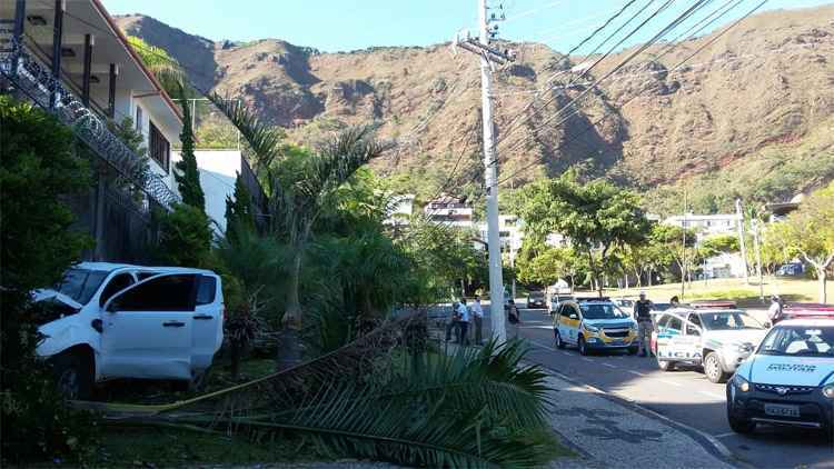 Carro bate em poste e muro de casa na Praça do Papa - Jair Amaral/EM/DA Press