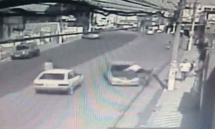 Preso o motorista que atropelou 5 pessoas e espancou uma delas em Pouso Alegre - TV Alterosa/ divulgação 