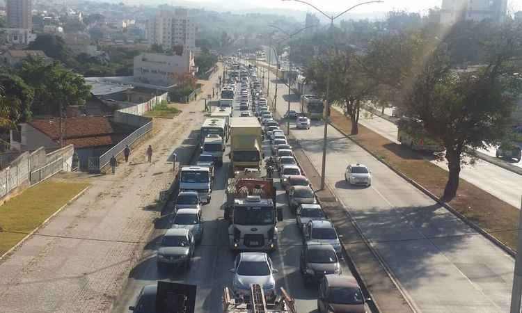 Motoristas enfrentam lentidão nas avenidas Pedro I e Cristiano Machado - Paulo Filgueiras/EM/D.A PRESS