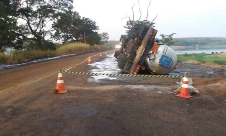 Carreta carregada de ácido tomba em rodovia no Triângulo Mineiro - Corpo de Bombeiros/ Divulgação