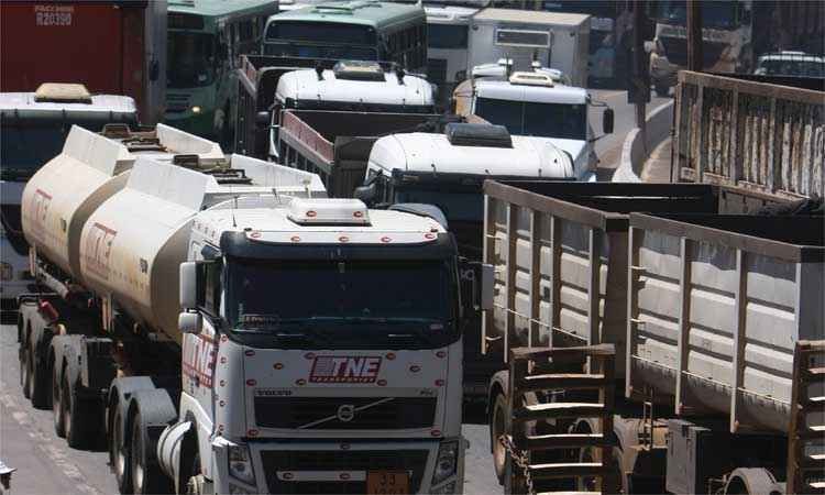 Desconto prometido no diesel ainda não chegou às bombas - Edésio Ferreira/EM/D.A Press