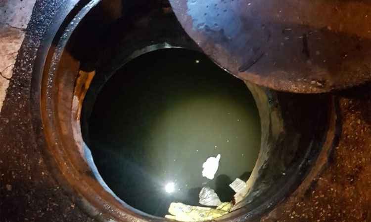 Dupla é presa ao tentar furtar fiações em bueiro no Centro de BH - Polícia Militar/Divulgação