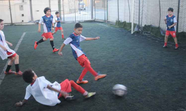 Escolinhas de futebol de BH promovem campeonatos 'internacionais' na Copa 2018 - Túlio Santos/EM/DA Press