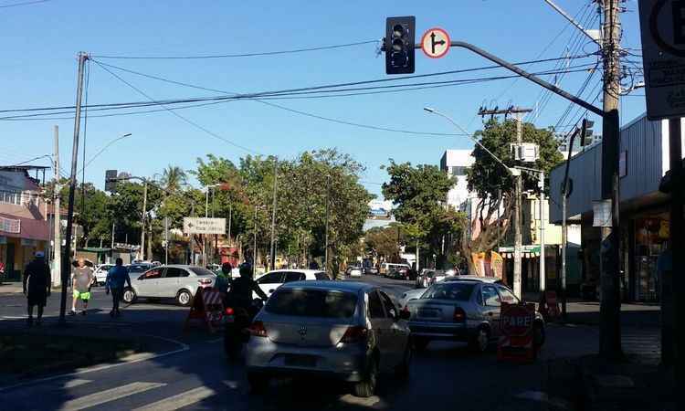 PM prende quatro por furto de cabos de semáforos na Avenida Bernardo Vasconcelos - Paulo Filgueiras/EM/D.A PRESS