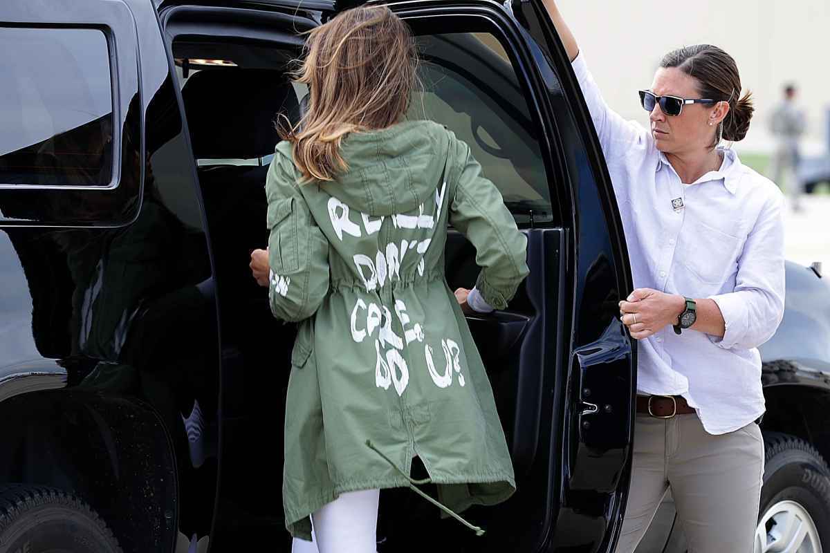 Melania Trump usa parka com frase 'Eu realmente não ligo. E você?' antes de visita a abrigo - Chip Somodevilla/Getty Images/AFP 