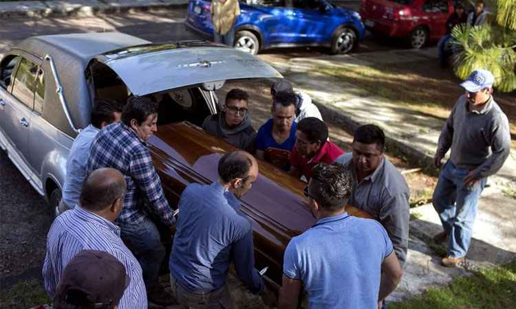 Pelo menos 22 candidatos são assassinados antes das eleições no México - Funeral do candidato a prefeito em Michoacá, Ángeles Juárez, assassinado em casa nessa quinta-feira  