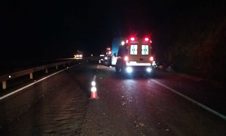 Acidente entre ônibus clandestino e carreta deixa dois mortos na BR-381 - Polícia Rodoviária Federal (PRF) /Divulgação