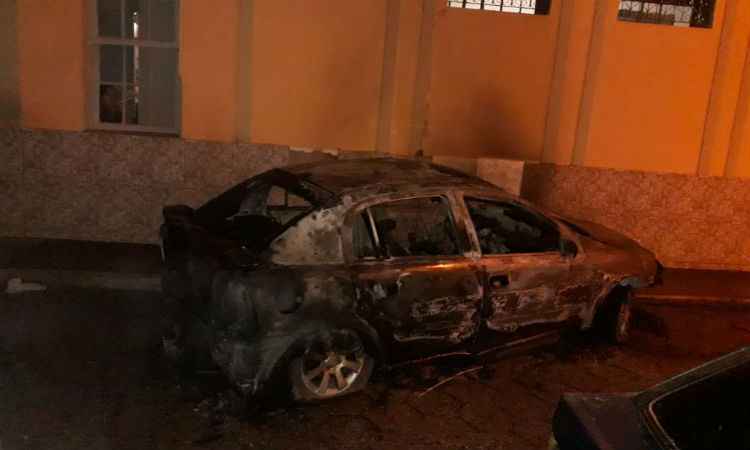Carro pega fogo no Centro de Ressaquinha - Corpo de Bombeiros/Divulgação