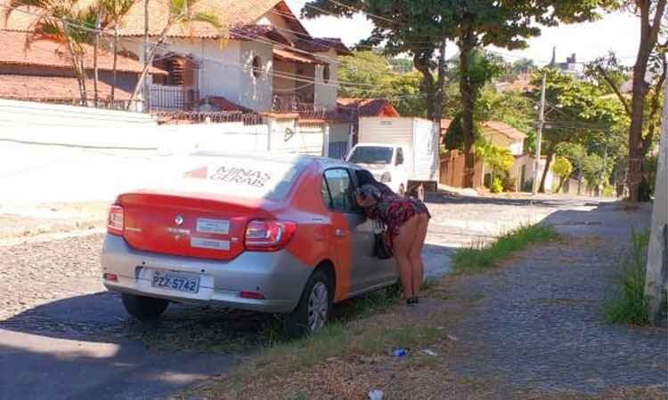 Homem é flagrado com prostituta em carro oficial do governo de Minas, em BH - Internet/ Whatsapp/ Divulgação 