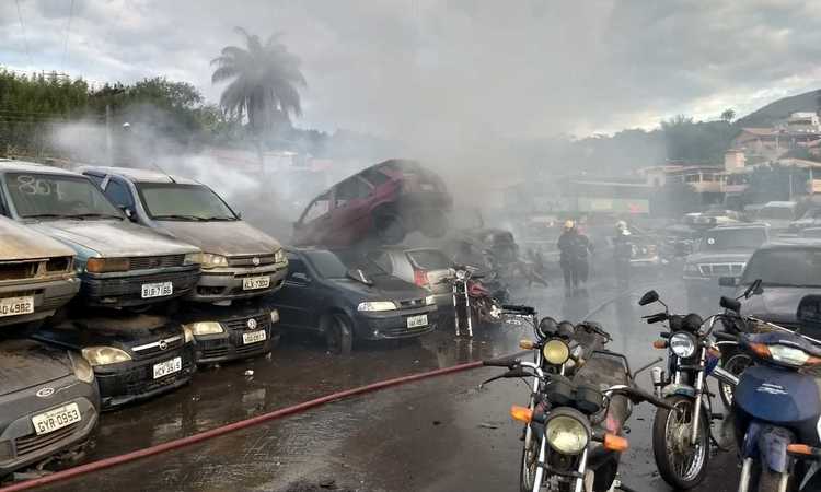 Incêndio atinge 20 carros e 10 motos em pátio do Detran na Grande BH - Corpo de Bombeiros/Divulgação
