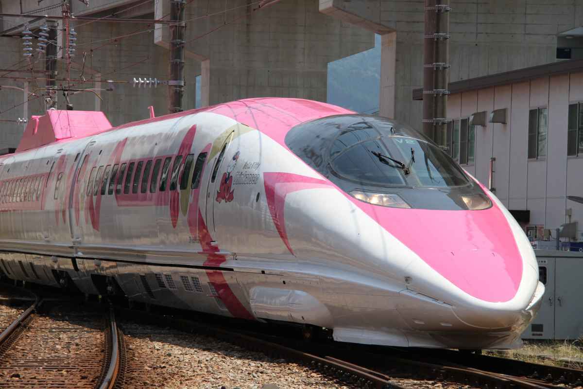 Trem-bala da Hello Kitty começa a circular no Japão - AFP PHOTO / WEST JAPAN RAILWAY