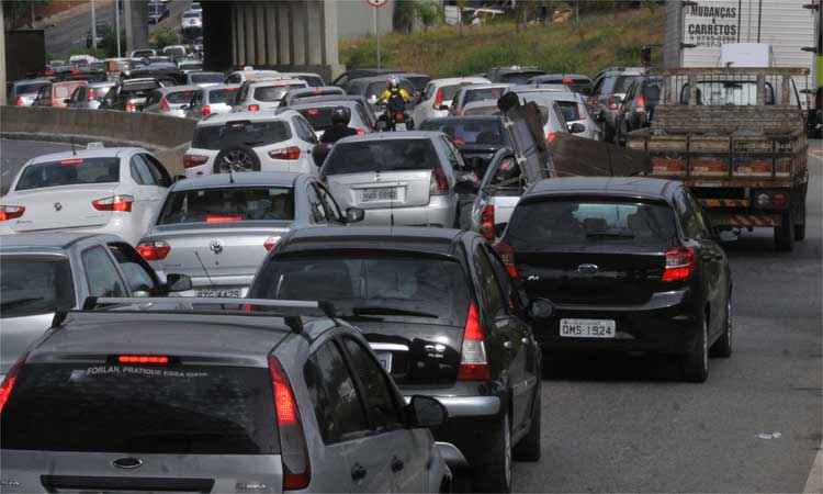 CRLV é exigido a partir deste domingo para placas com finais de um a cinco - Jair Amaral/EM/D.A Press 27/06/2018