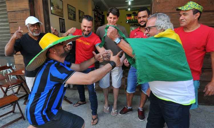 Moradores da Rua México, em BH, fazem mutirão para assistir partida contra o Brasil - Ramon Lisboa/EM/DA Press