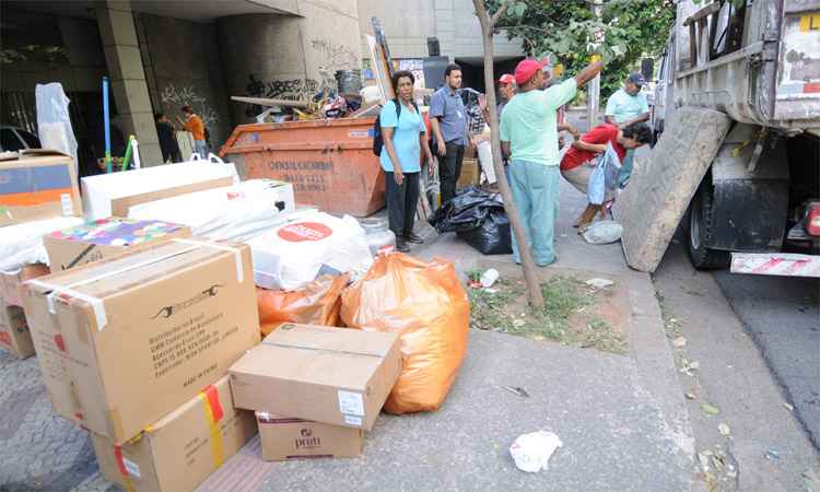 Moradores de ocupação na Av. Afonso Pena começam a deixar prédio  - Beto Novaes/EM/DA Press