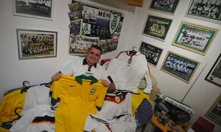 Colecionadores e designer analisam uniformes da Copa do Mundo - Alexandre Guzanshe/EM/D.A PRESS