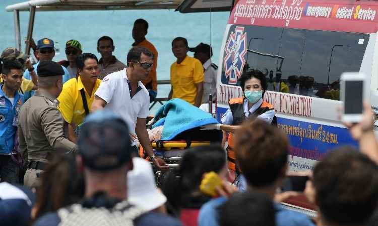 Naufrágio deixa 21 mortos e dezenas de desaparecidos na Tailândia - MOHD RASFAN / AFP
