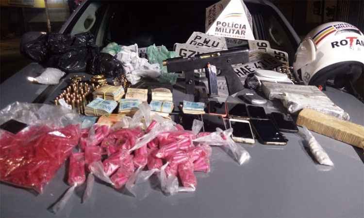 PM apreende submetralhadora, drogas e mais de R$ 35 mil em operação contra o tráfico  - Polícia Militar/Divulgação