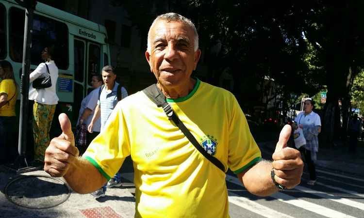 Torcedores aguardam chegada do ônibus ansiosos para assistir ao jogo da Seleção - O aposentado Fernando aposta na vitória brasileira