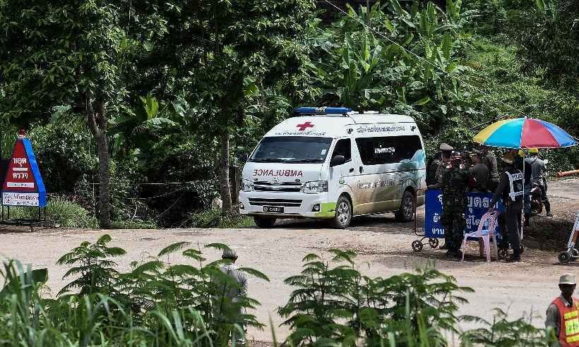 Os 12 meninos e o técnico do time de futebol são resgatados da caverna na Tailândia  - YE AUNG THU / AFP
