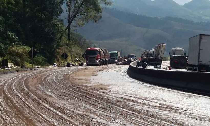 Trânsito é parcialmente liberado na BR-040 após tombamento de carreta na Zona da Mata - PRF/Divulgação