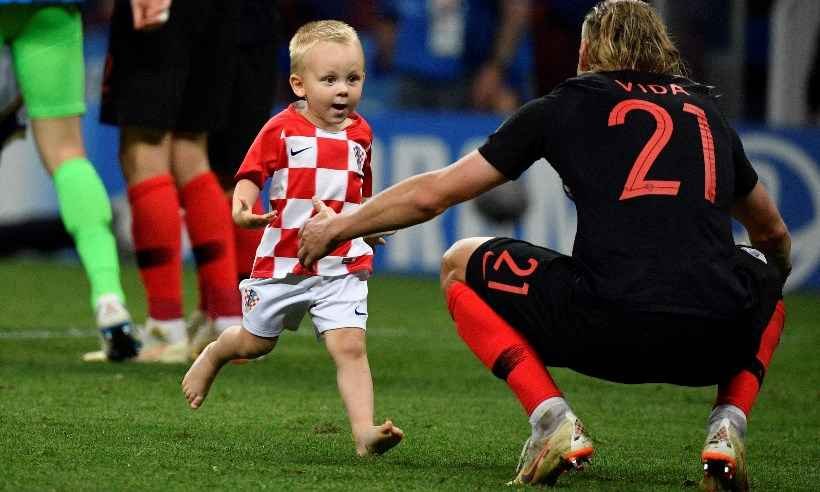 Filhos de jogadores da Croácia encantam o mundo na vitória sobre a Inglaterra - Alexander NEMENOV / AFP