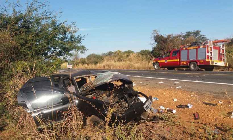 Acidente entre micro-ônibus e carro deixa mortos em estrada de Janaúba - Corpo de Bombeiros/Divulgação
