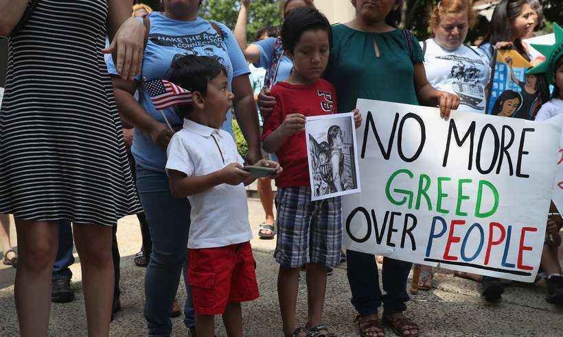 EUA prometem divulgar lista de imigrantes ilegais separados dos filhos - JOHN MOORE/AFP