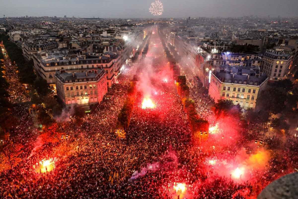 Festa e vandalismo: fim de semana tem carros destruídos e lojas saqueadas na França  - AFP