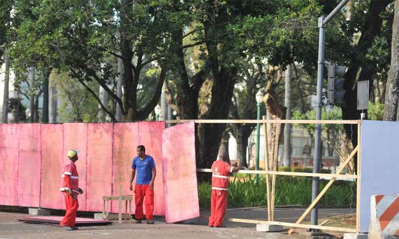 Pintura de tapumes altera trânsito na Praça da Liberdade no domingo  - Alexandre Guzanshe/EM/D.A Press