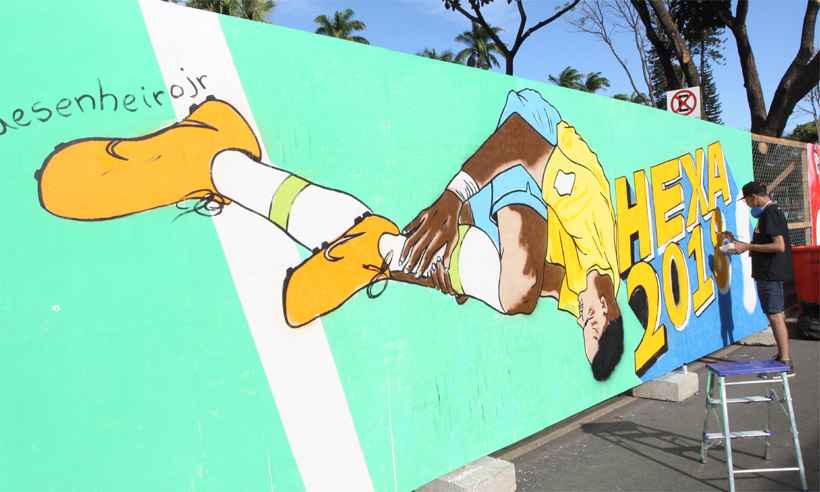 De Neymar caindo a mensagens positivas, grafites colorem tapumes da Praça da Liberdade - Jair Amaral/EM/DA Press