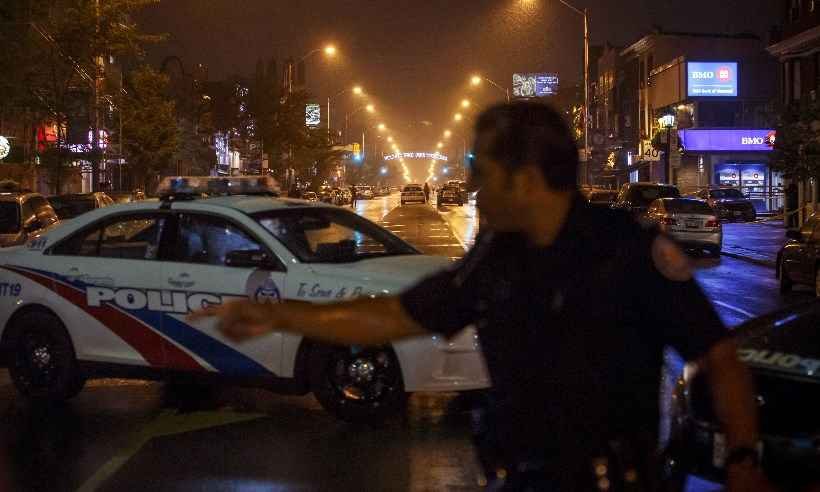 Atirador mata duas pessoas e fere 14 em Toronto - Cole BURSTON / AFP