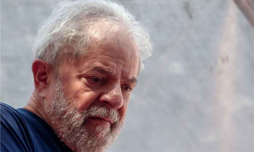 Adesivos e panfletos de pré-candidatos são apreendidos em ato de defesa de Lula - MIGUEL SCHINCARIOL