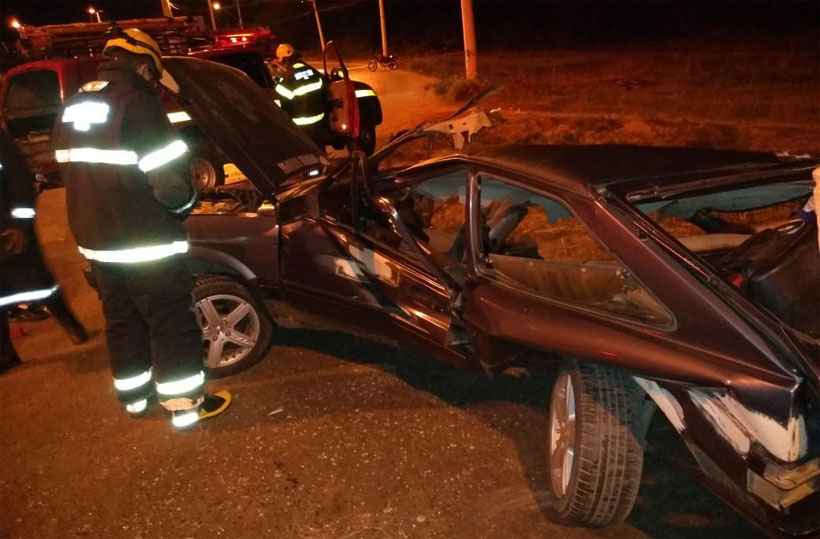 Carro bate em poste e duas mulheres morrem em avenida de Montes Claros - Corpo de Bombeiros/Divulgação